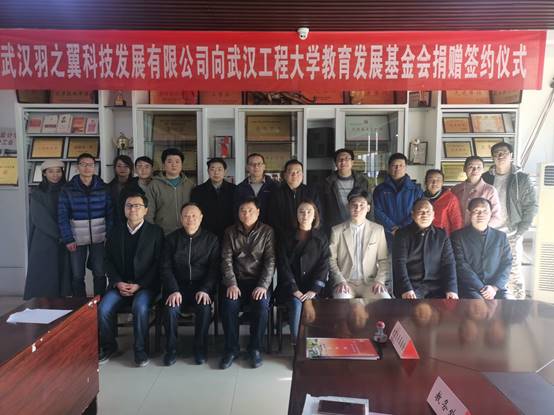 一群人在餐厅里合影低可信度描述已自动生成